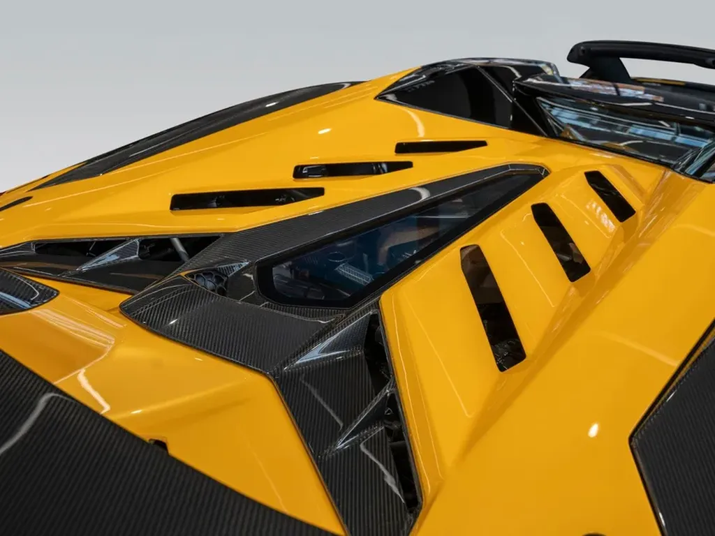 Détails moteur et éléments en carbone d’une Lamborghini Aventador SVJ Roadster à Bordeaux, illustrant l’ingénierie de pointe et la performance V12 emblématique de la marque.