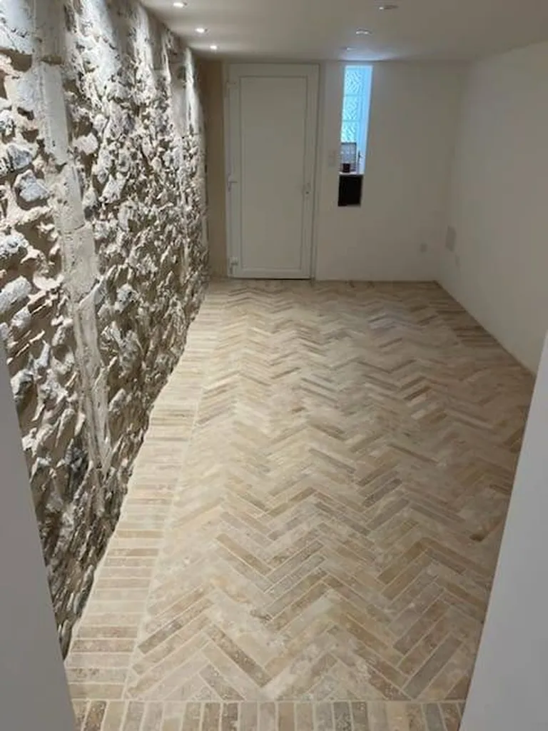 CHEVRON EN TRAVERTIN