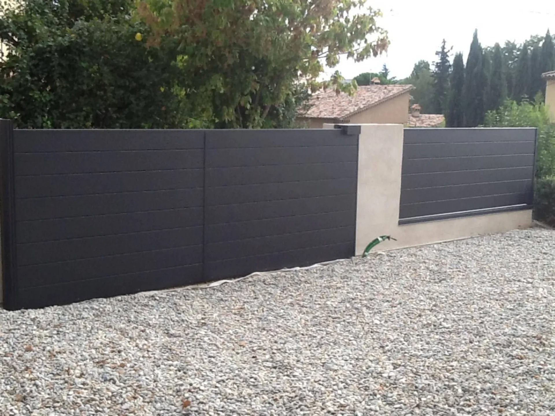 Thermolaquage d'un portail coulissant et de panneaux de clôture