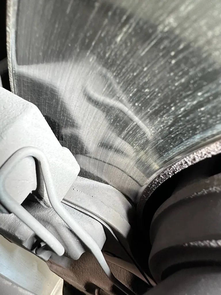 Les plaquettes de frein n'ont pas atteint leurs témoins d'usure et les disques sont légèrement usés sur ce véhicule qui a effectué son CT chez Autosur Martigues dans les Bouches du Rhône