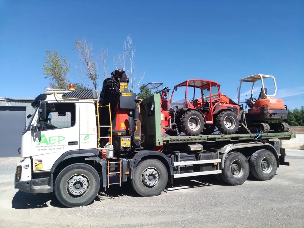 Location avec chauffeur d'un camion poids lourds avec grue 8x4 Ampliroll pour le transfert de matériel à Charnay dans l'ouest lyonnais