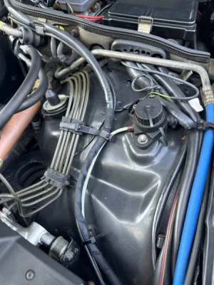 Nettoyage par cryogénie d’un moteur d’une Mercedes Classic 560 SEC à Saint- Avé dans le Morbihan près de Vannes