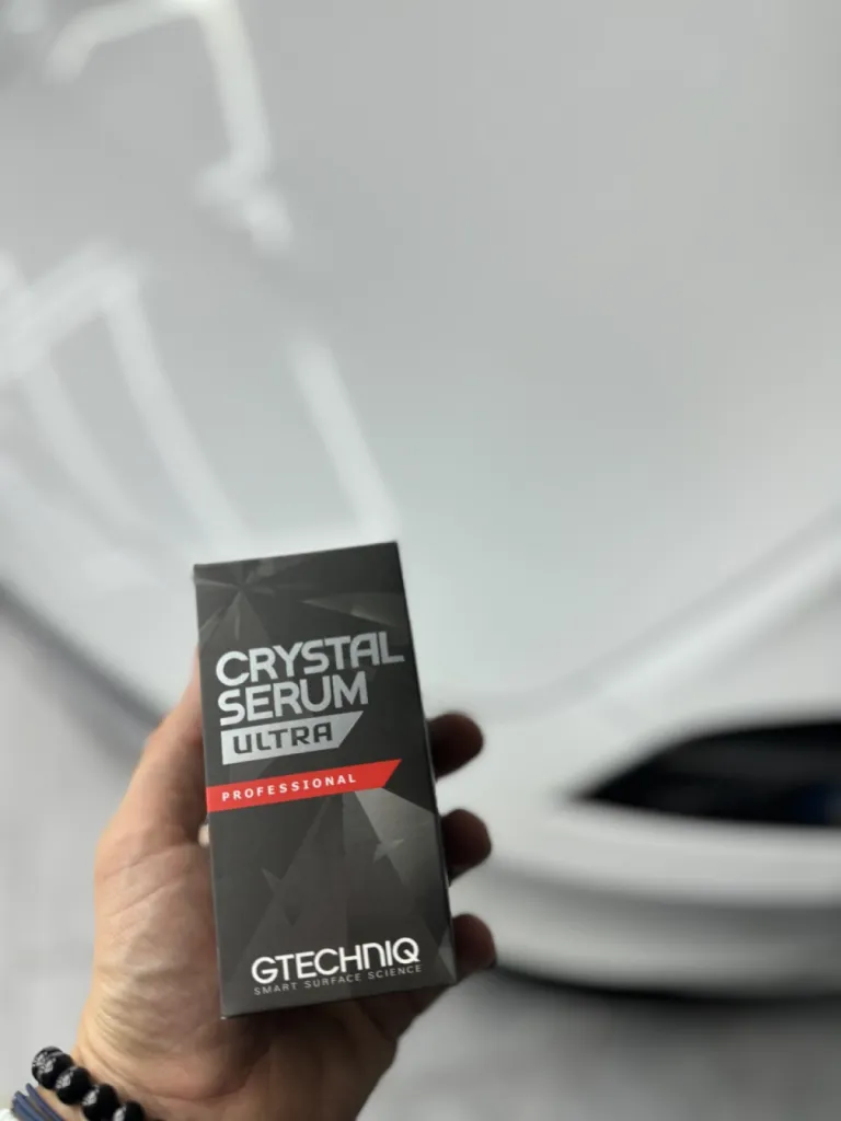 Pose d'un traitement céramique Gtechniq Crystal Serum Ultra sur une Tesla Model 3 Highland Performance à Antibes