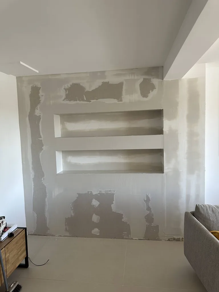 Plaquiste pour création mur en placo avec niches pour étages à Six-Fours-les-Plages