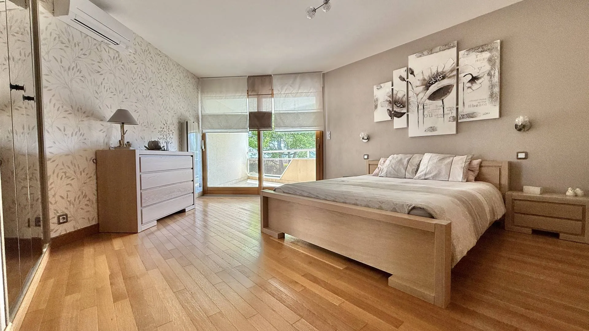 5 chambres, 2 salles de bains et nombreux rangements : Une distribution optimale pour les grandes familles.