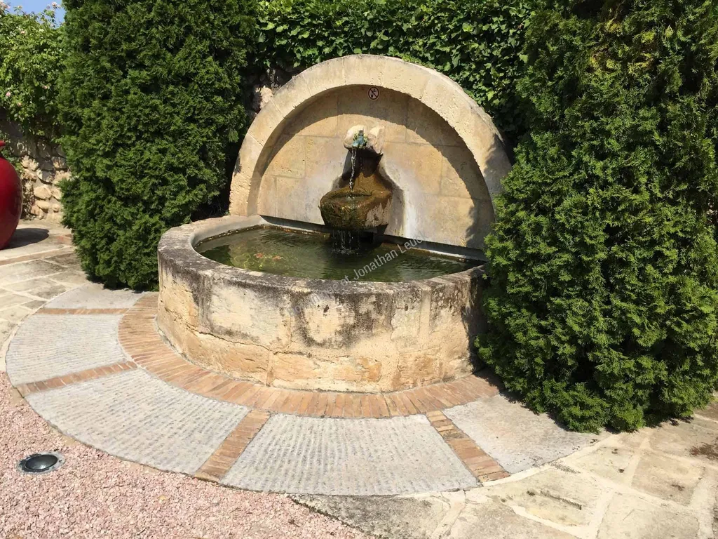 Fontaine murale en pierre de Fontvieille