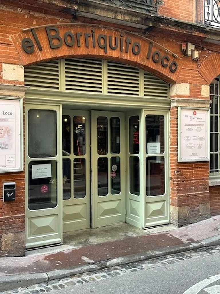 Fabrication de vitrines de magasin en bois à Toulouse