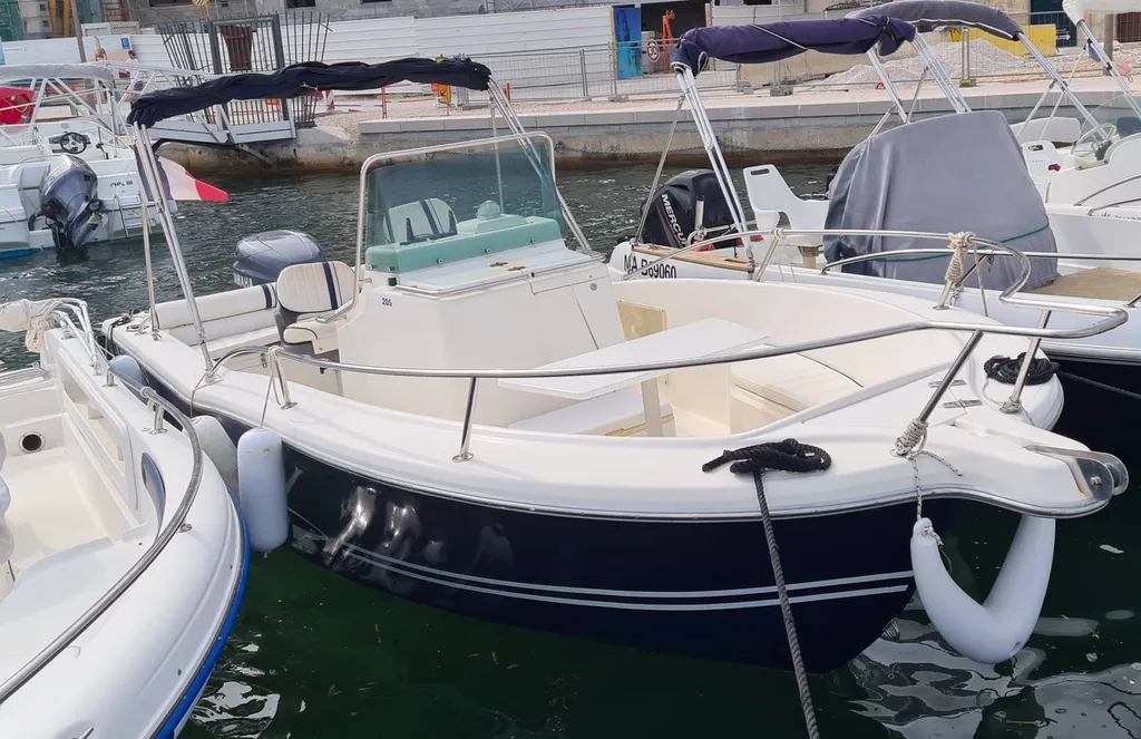 Bateau d'occasion White shark 205 Bandol