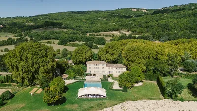 Location domaine pour tournage de film à Gordes proche L'isle sur la Sorgue : Propriété (60 couchages, piscine miroir 15x15m) avec logistique facile et grande salle de production.