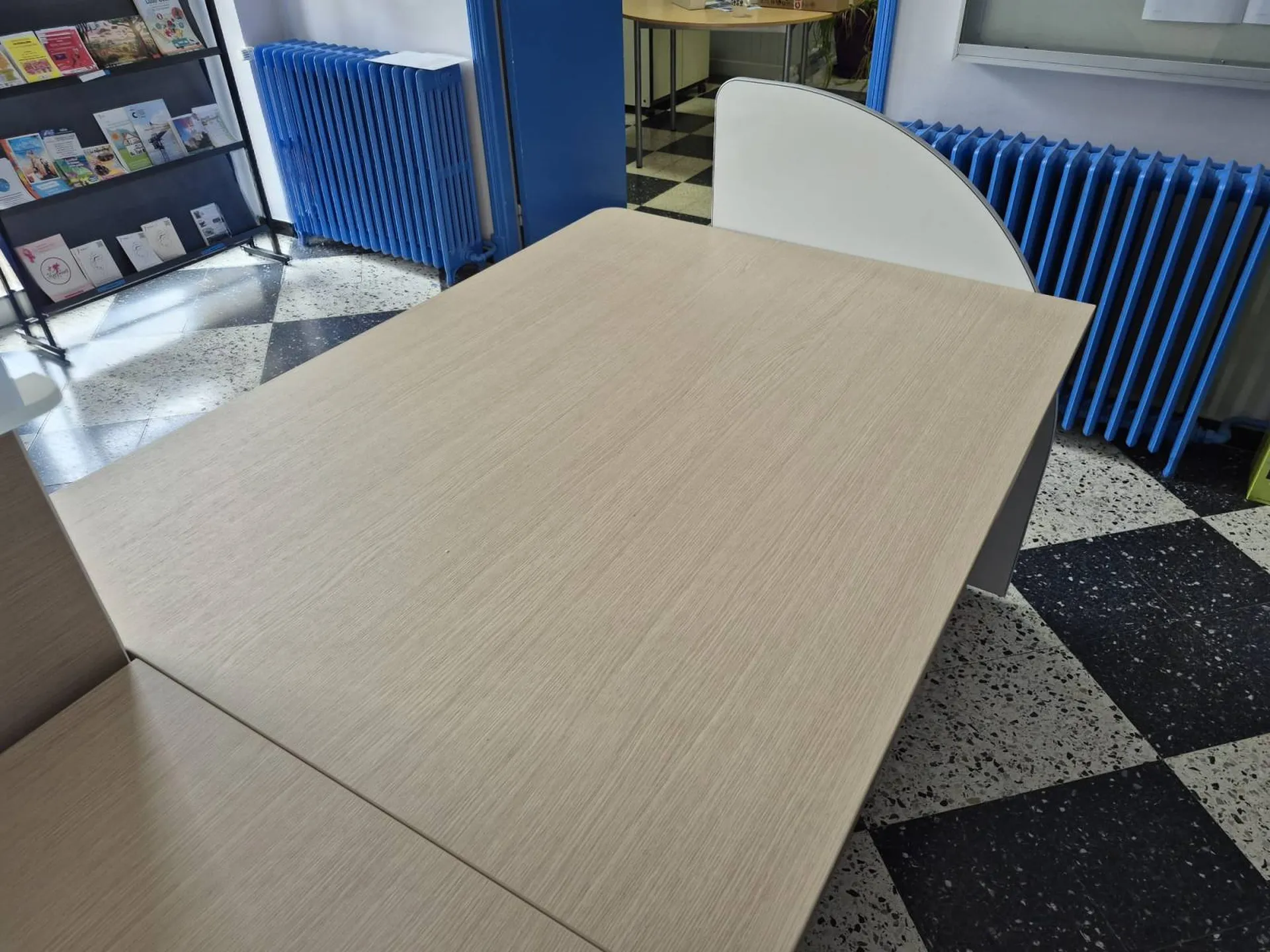 Banque d'accueil design et moderne à Molières-sur-Cèze