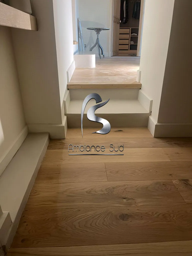 Création de marches en béton ciré taloché beige sur différents paliers à Avignon dans le Vaucluse