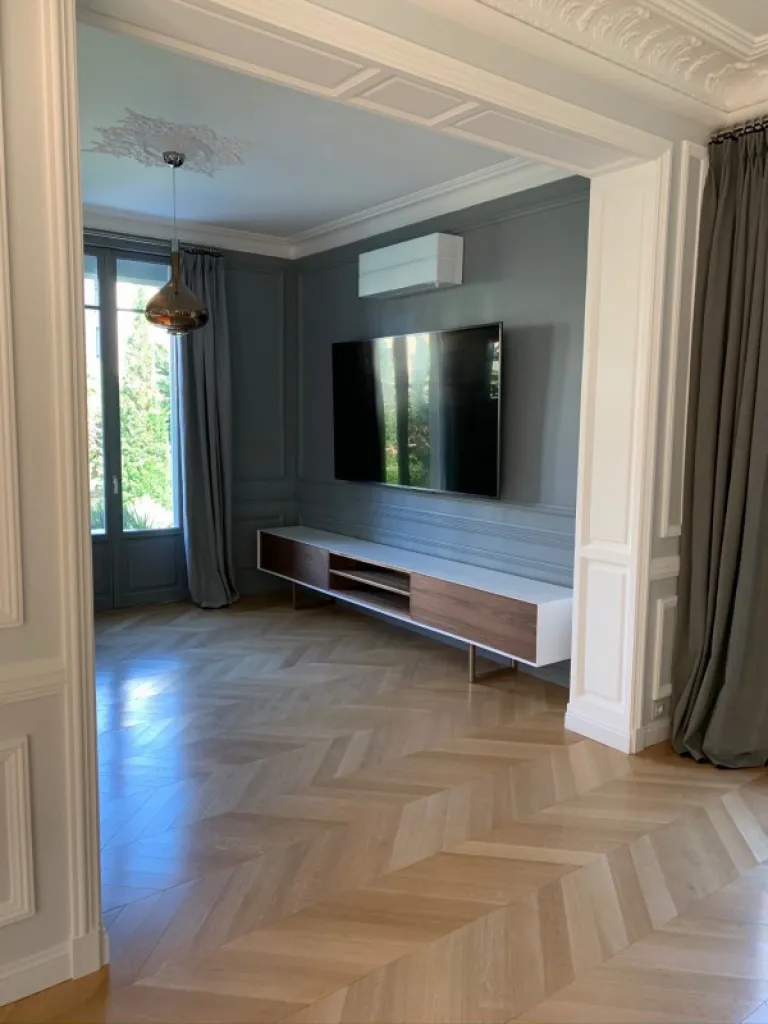 meuble tv en noyer et Corian sur mesure le Teich