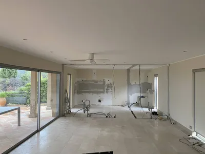 Plaquiste pour ouverture de mur de cuisine sur salon avec plafond décoratif à Bandol Var