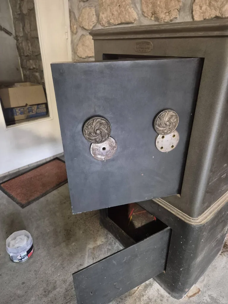 technicien en train d'ouvrir un coffre-fort bloqué à Chantilly