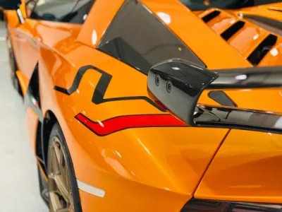 Photo de la Lamborghini SVJ après un polissage intensif, rendant le véhicule le plus brillant possible et éliminant les imperfections visibles