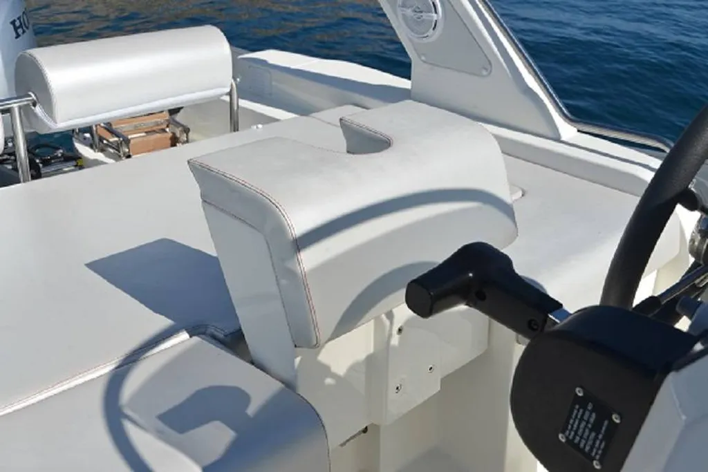 Vente de bateau à moteur neuf concessionnaire à Bandol 