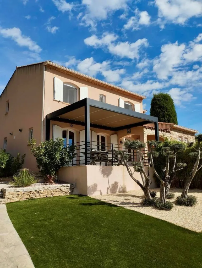 Pose de stores verticaux sur une pergola proche de La fare Les Oliviers (13)
