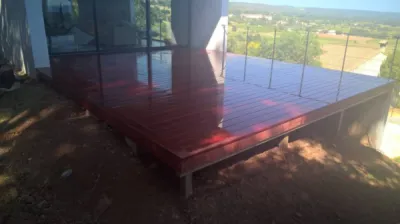 Conception d'une terrasse suspendue en Padouk sur pilotis à Puyloubier