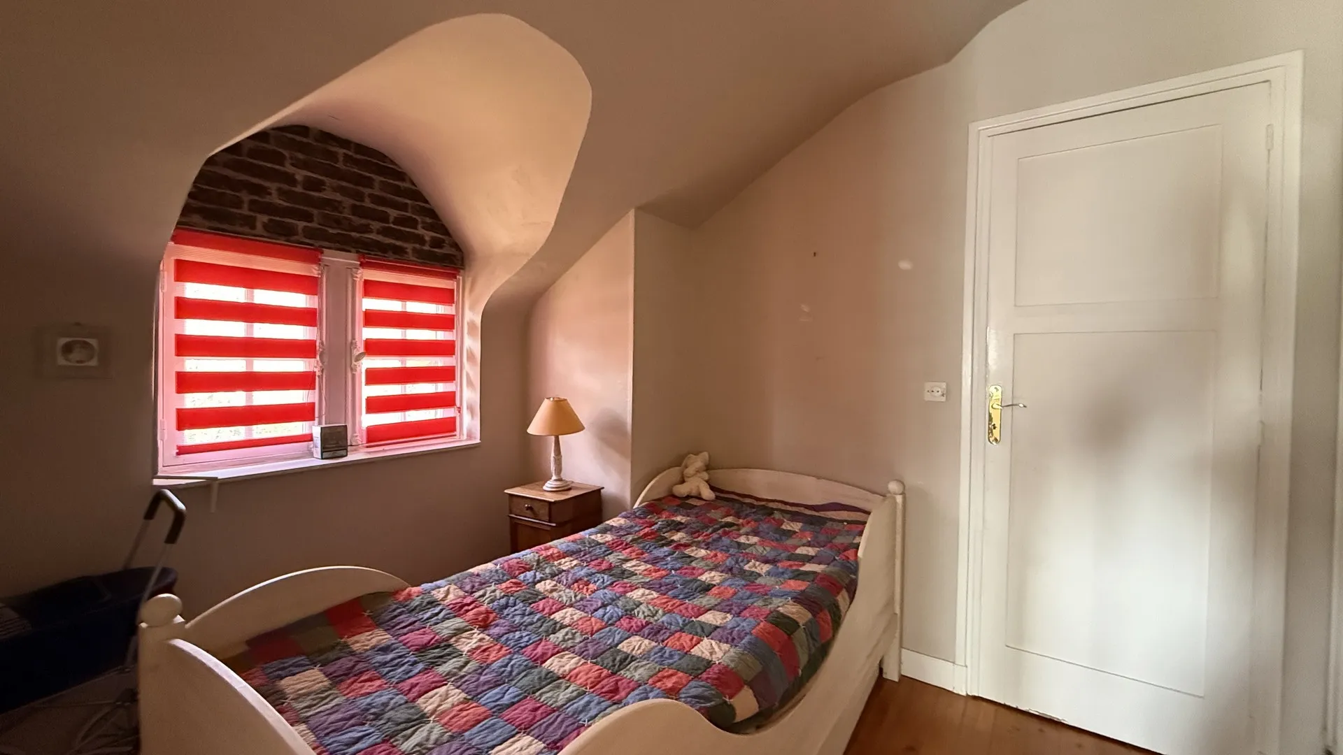 Équipée de la fibre optique et d’un chauffage central au gaz de ville, cette maison de caractère à vendre en Normandie allie confort et authenticité.
