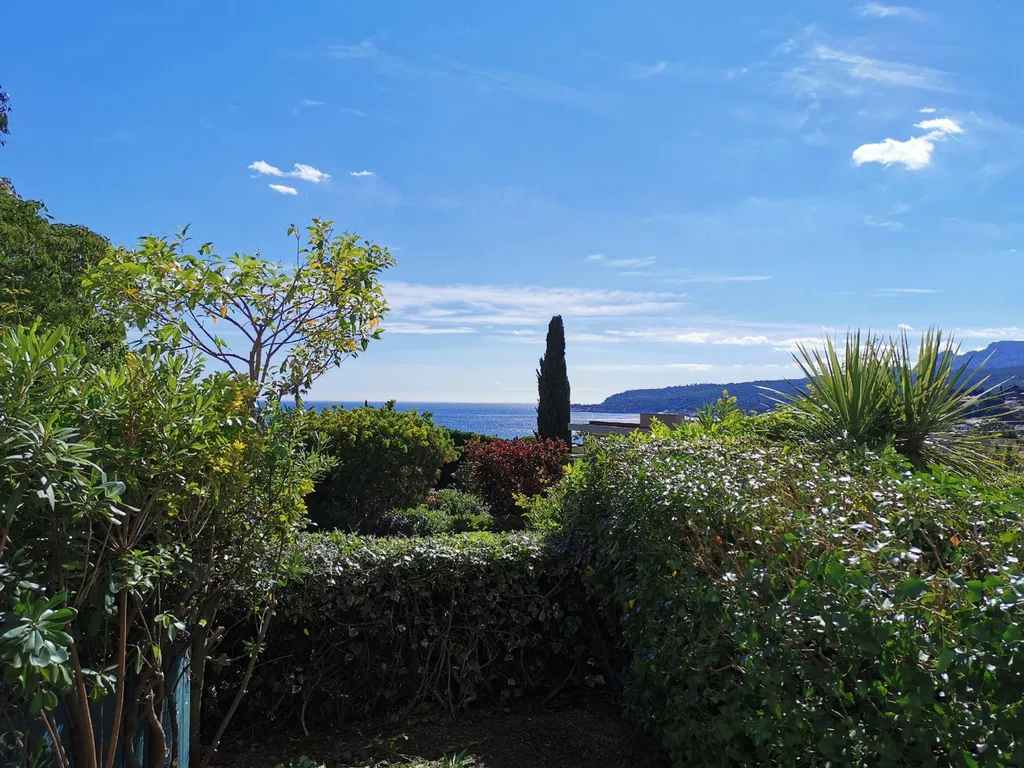 Appartement T2 Cassis avec terrasse, jardin privatif et parking dans résidence de standing à 2 pas de la mer 