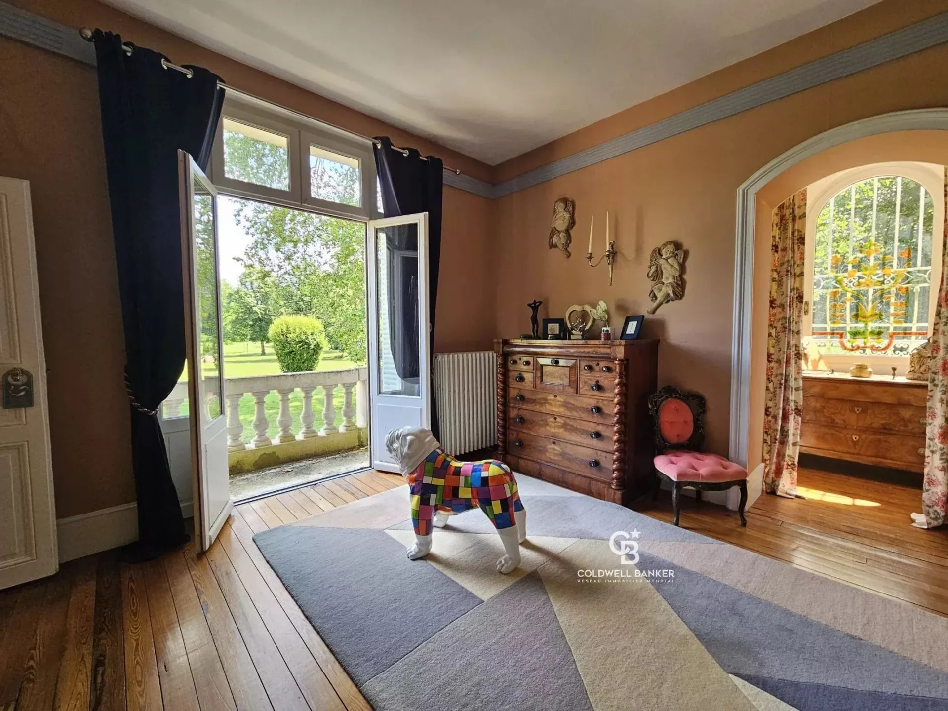 Prestations haut de gamme et espaces extérieurs d’exception, alliant design d’époque et fonctionnalités contemporaines.