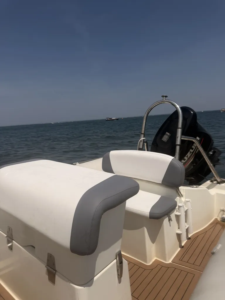 Sellerie bateau rénovée sur mesure avec coussins en skaï nautique anti-UV. Une réalisation signée Passion Couture, près de Branne à Saint-Quentin-de-Baron.