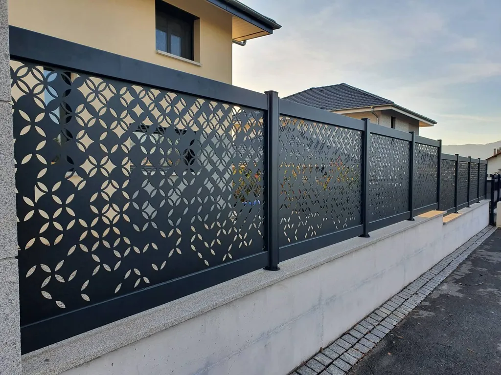 Brise vue - claustra aluminium sur muret