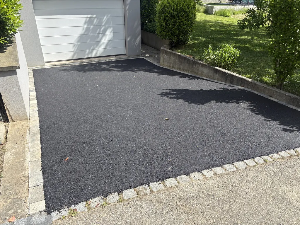 Pose d'enrobé pour une descente de garage à Monswiller fait par une entreprise locale 