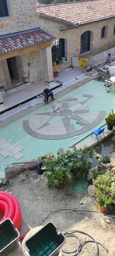 Découpe au jet d’eau sur carreaux 20 mm pour la décoration d'un sol extérieur à Mougins 06