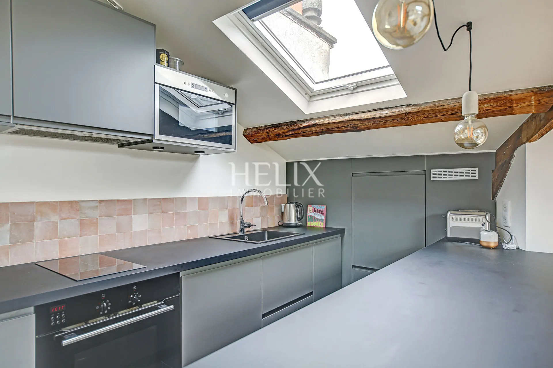 A vendre exceptionnel appartement situé au 4ème et dernier étage dans un immeuble historique à Saint-Germain-en-Laye, de très belles parties communes, hall d'entrée, sécurité, ascenseur.