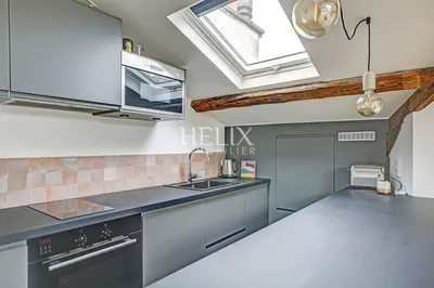 A vendre exceptionnel appartement situé au 4ème et dernier étage dans un immeuble historique à Saint-Germain-en-Laye, de très belles parties communes, hall d'entrée, sécurité, ascenseur.