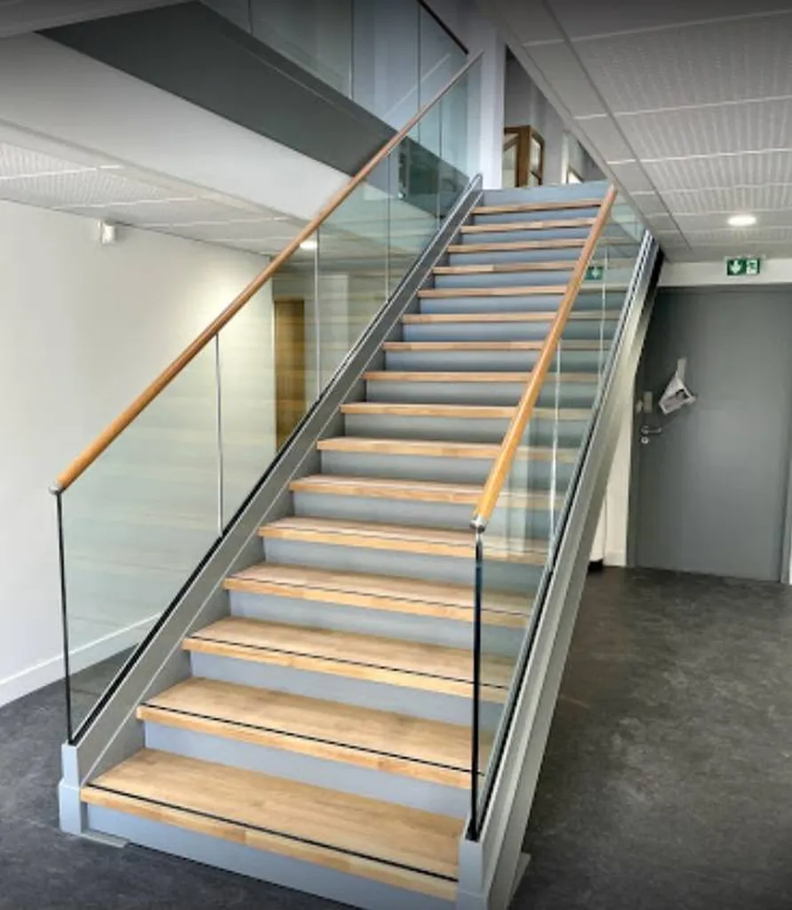 Fabrication et pose d'escalier métallique thermolaqué à garde corps en verre et marches en bois pour le siège d'une entreprise à Aix en Pce en Paca et le Sud de La France
