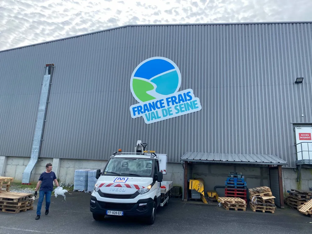 Fabrication et pose de l'enseigne de France Frais Val de Seine à Bretteville-du-Grand-Caux