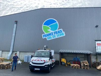 Fabrication et pose de l'enseigne de France Frais Val de Seine à Bretteville-du-Grand-Caux