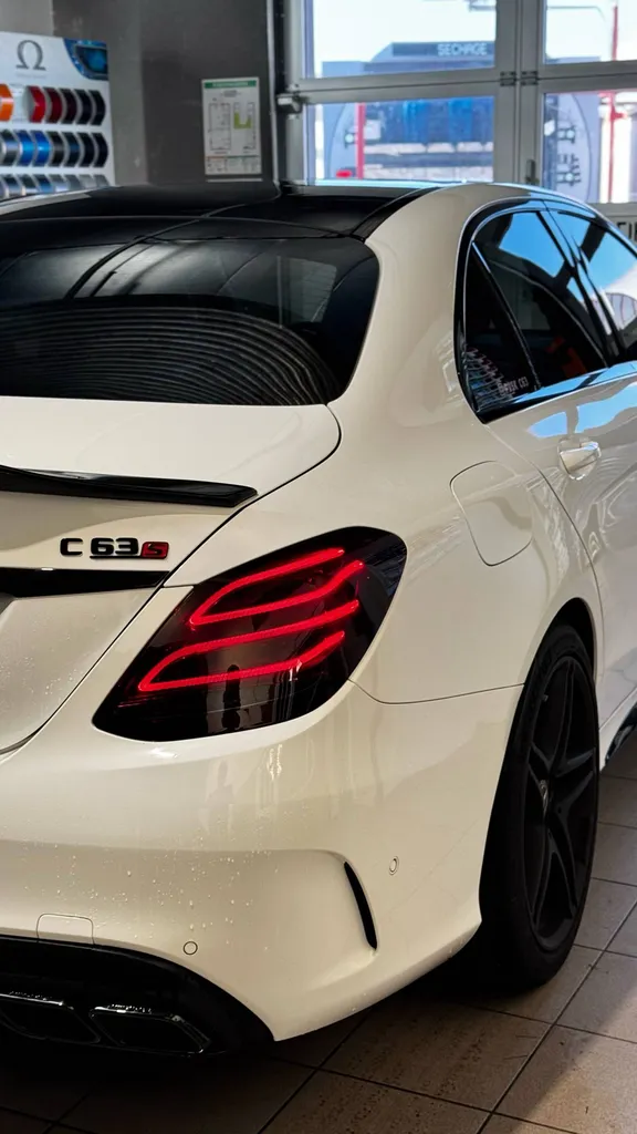 Feux teintés médium PPF Xpel sur une C63s