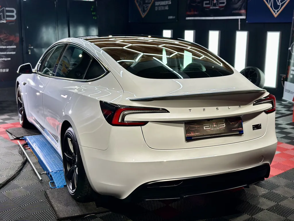 spécialiste du DETAILING sur Lyon Traitement céramique Tesla model 3 