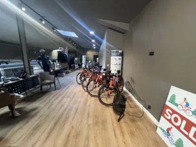 Transformation Élégante du Magasin Bikery à Aix-en-Provence avec le Vinyle Douro Honey de Lamett