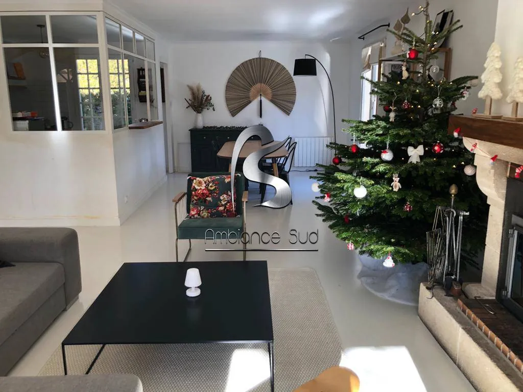 Rénover le sol d’une maison grâce au béton ciré coulé : un choix de revêtement tendance pour lequel a opté notre client à Puyricard à côté d’Aix-en-Provence