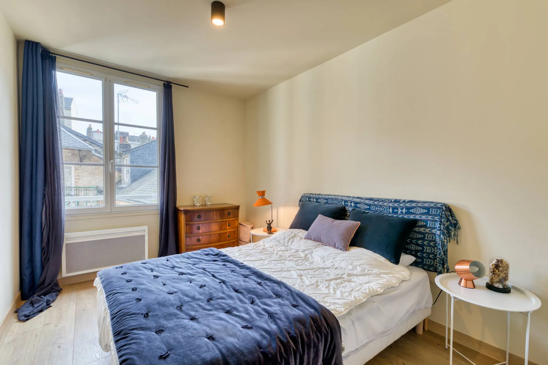 Beau Duplex atypique au 3e étage de 87.35m² Carrez sur cour rénové au cœur de Dieppe, Normandie.