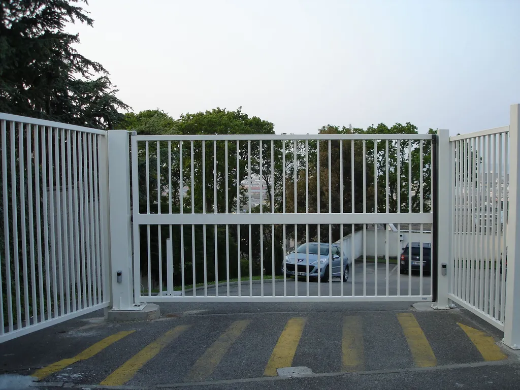 Installation de Portail de copropriété motorisé, Sécurisation d'accès et Fermetures collectives à Pont-l'Évêque dans le Calvados 14 et ses Alentours