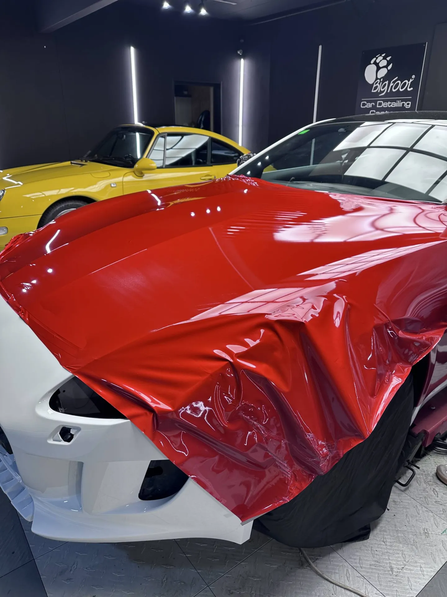 Pose précise du film covering sur les courbes du capot