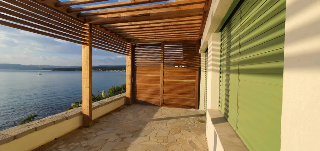 Mise en place de 2 panneaux pour Pare à vent coulissant à Saint Cyr sur mer dans le Var