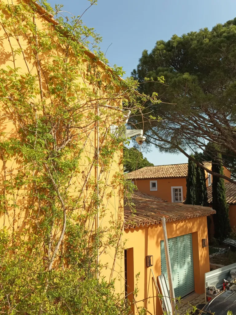 Mise en place de 6 caméras AVIGILON pour réaliser la détection intrusion par caméras thermiques avec analyse d'image dans une villa privée de Ramatuelle