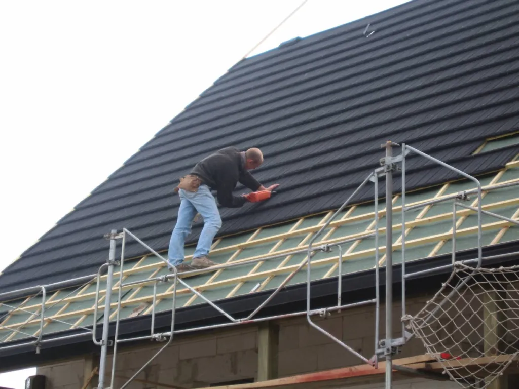 Clouage à gaz des tuiles GERARD