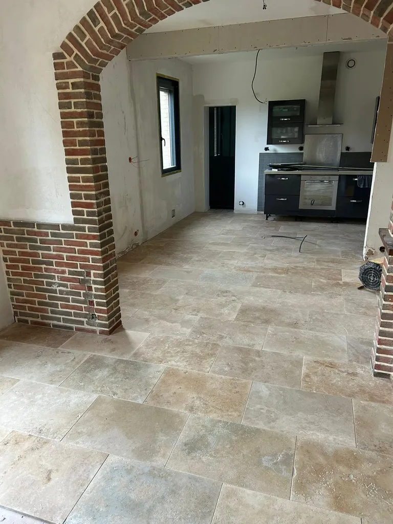 Pose d'un travertin classic mix dans une maison individuelle en rénovation sur le secteur de Evreux 27.