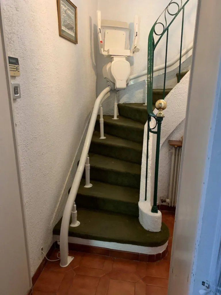 le fauteuil monte-escalier sur son point de charge