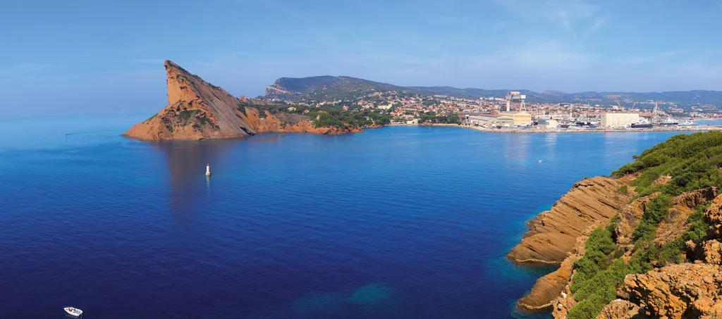 Estimation immédiate d'appartement pour mise en location saisonnière avec vue sur le port de La Ciotat  