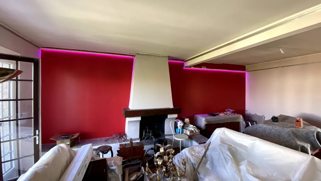 Séjour / salon : cheminée, poutre et bandeau lumineux à Toulouse - Plafonds Tendus Occitans Bérat