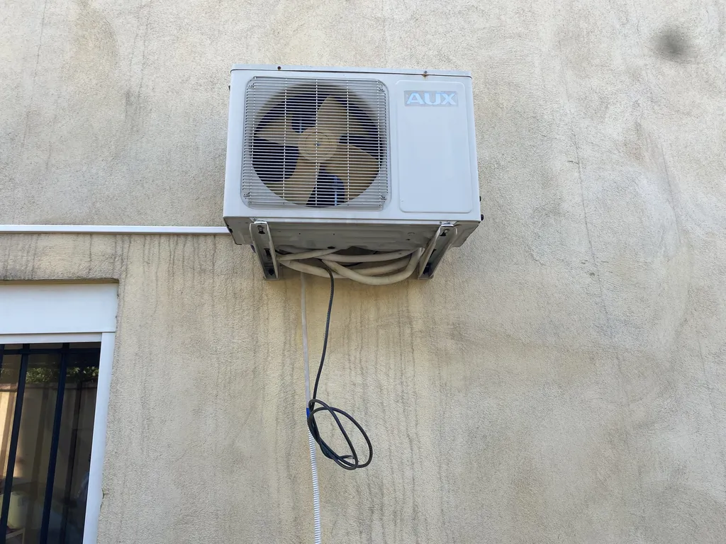 Climatisation réversible AUX déposé par PROXICLIM sur Aix-en-Provence lors d'un remplacement