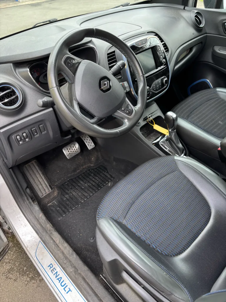 Intervention de nettoyage automobile expert à Saint-Priest-en-Jarez : aspiration, dégraissage, soin des textiles et ravivage de l’habitacle pour un rendu impeccable.